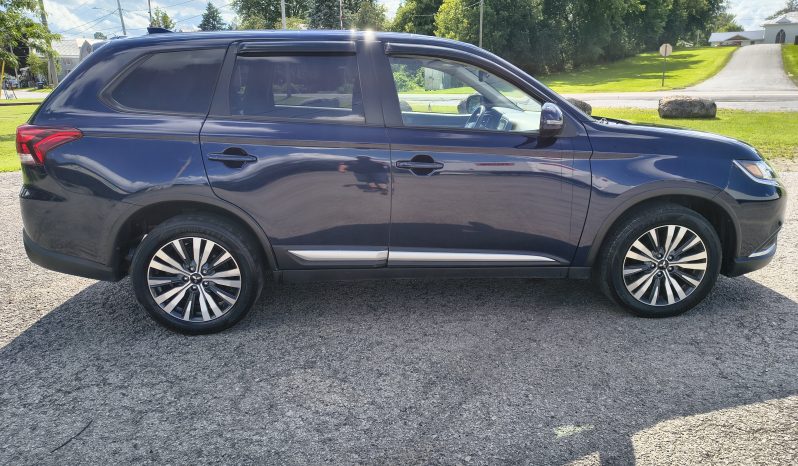 2020 Mitsubishi Outlander SE full